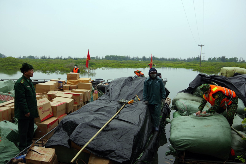 Đội Đặc nhiệm PCMT&Tội phạm (Phòng PCMT&TP, Bộ Chỉ huy Bộ đội Biên phòng Quảng Ninh) phối hợp với Đồn BP Hải Hòa bắt giữ vụ vận chuyển hơn 17 tấn hàng hóa khu vực cửa sông biên giới ngày 5/1/2021