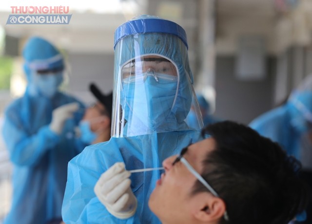 Nhân viên y tế Quảng Nam lấy mẫu xét nghiệm Covid-19 người về từ Đà Nẵng