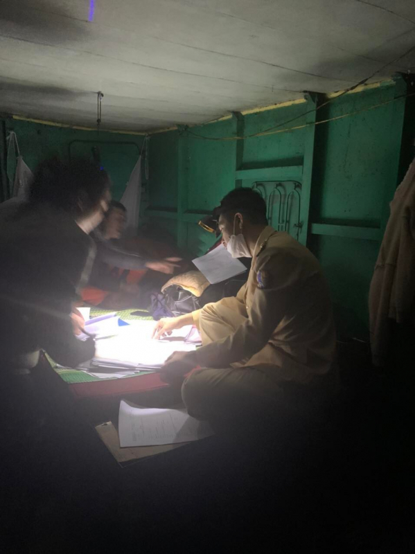 Hà Nội: Bắt quả tang 2 tàu khai thác cát trái phép trên sông Đà