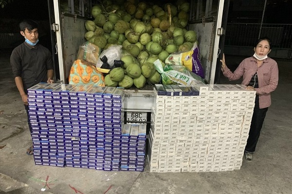 Kiên Giang: Thu giữ hơn 5.000 bao thuốc lá lậu được nguy trang trong xe tải chở dừa