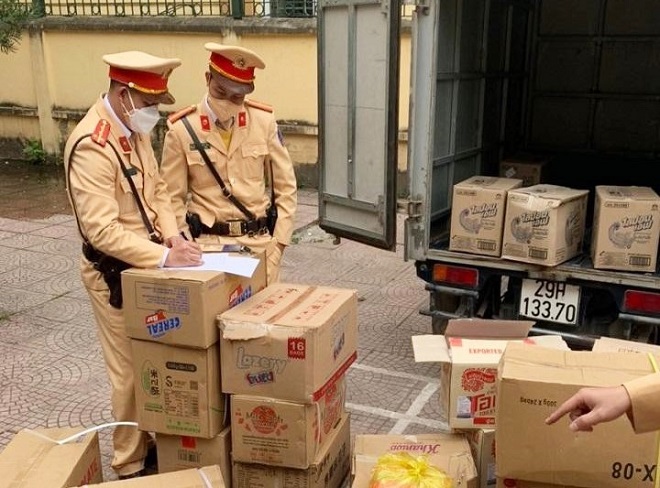 Hà Nội: Tạm giữ phương tiện chở hàng tấn bánh kẹo không rõ nguồn gốc