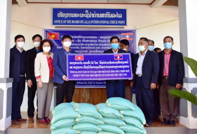 Tỉnh Salavan (Lào) trao tặng 2 tấn gạo cho nhân dân tỉnh Thừa Thiên Huế