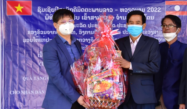 Ông Nguyễn Thanh Bình (trái) PCT UBND tỉnh TT- Huế tặng quà cám ơn lãnh đạo tỉnh Salavan (Lào)