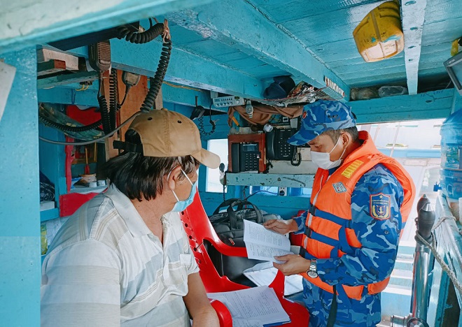Lực lượng chức năng kiểm tra hành chính tàu cá