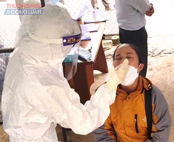 Lực lượng Y tế truy vết, lấy mẫu xét nghiệm tại huyện Nam Trà My.