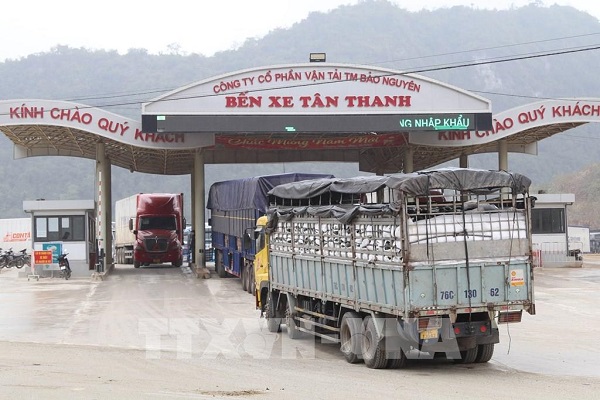 Tạm dừng tiếp nhận xe chở hoa quả tươi lên cửa khẩu Lạng Sơn (nguồn ảnh TTXVN)