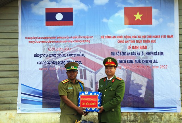 Công an TT- Huế tặng quà cho các Đồn Biên phòng, hộ dân Lào khó khăn