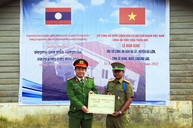 Đại tá Đặng Ngọc Sơn- PGĐ Công an tỉnh TT- Huế bàn giao trụ sở làm việc cho công an nước bạn Lào