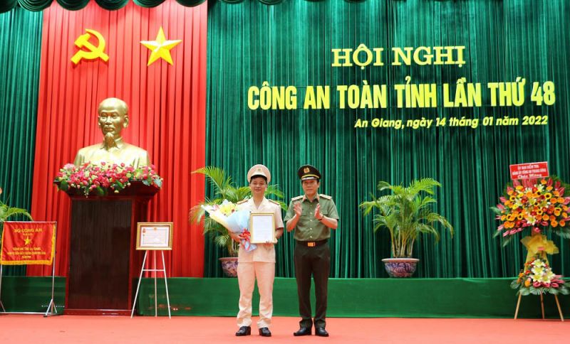 Thượng tướng Lương Tam Quang trao quyết định bổ nhiệm Đại tá Bùi Tấn Ân giữ chức vụ Phó giám đốc Công an An Giang