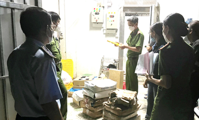 Lực lượng chức năng kiểm tra cơ sở kinh doanh Toàn Hải Minh