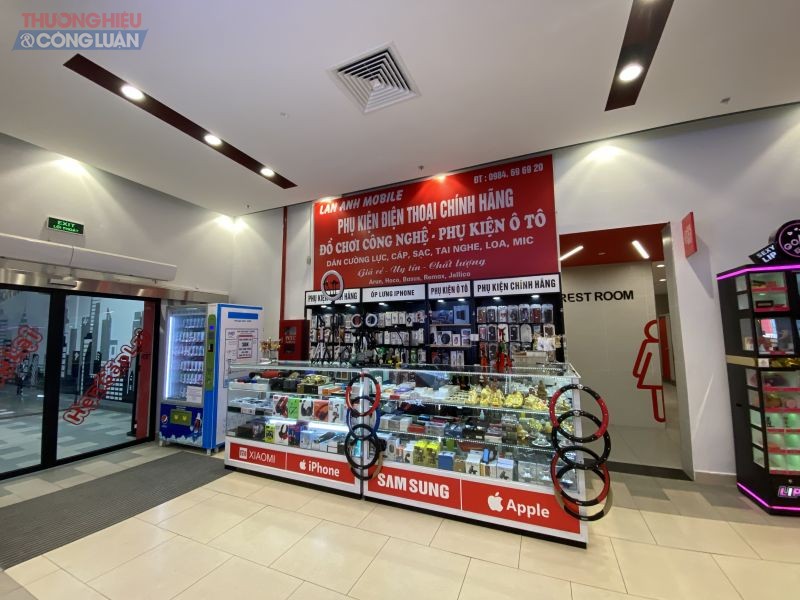 Tại cửa sau của siêu thị Go Hải Phòng là gian hàng phụ kiện điện thoại, ô tô “chính hãng” Trung Quốc