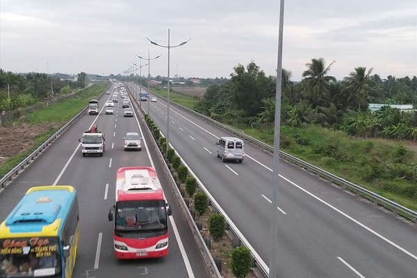 Sở GTVT TP.HCM thu hồi đề xuất người có bằng lái dưới 1 năm không chạy ô tô quá 60km/h