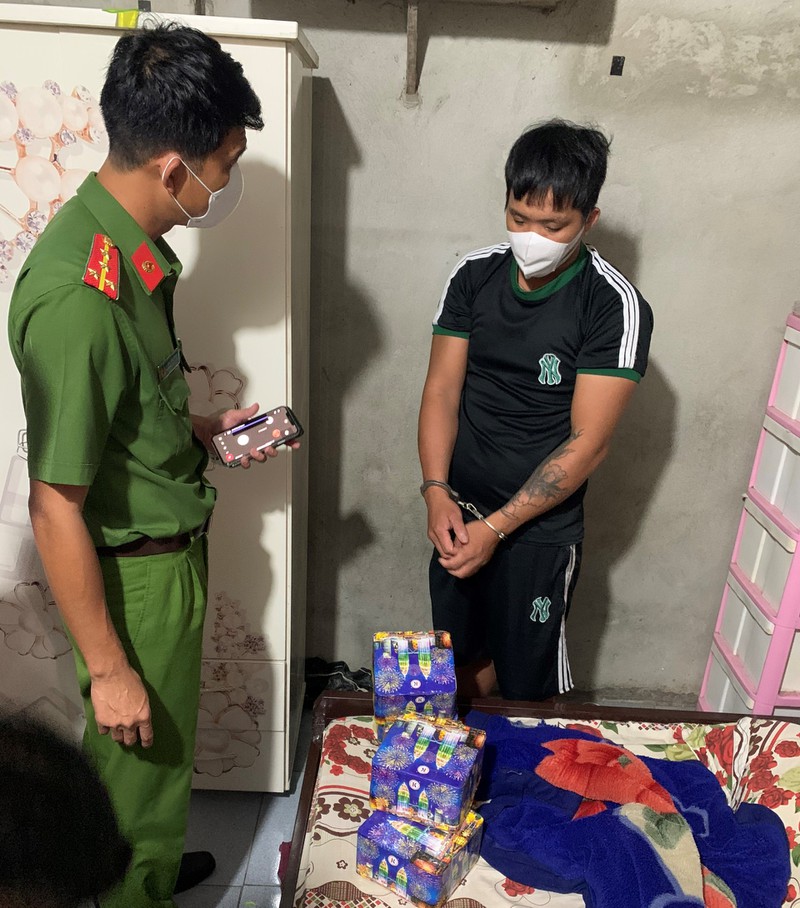 Bình Dương: Bắt giữ 2 thanh niên vận chuyển hàng chục kg pháo nổ