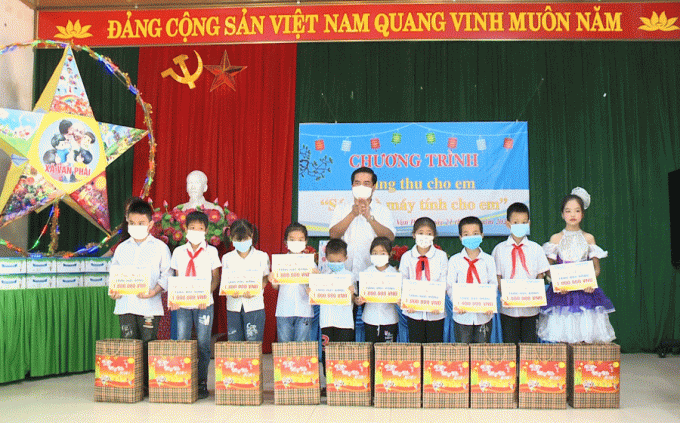 Tặng thiết bị cho học sinh nghèo Vạn Phái, Phổ Yên.