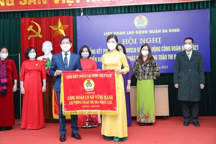 Chị Hoàng Phương - Chủ tịch Công đoàn đại diện Công đoàn Dược phẩm Tâm Bình nhận Cờ thi đua của Tổng Liên đoàn Lao động Việt Nam