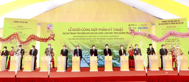 Ông Đỗ Quang Hiển, Chủ tịch HĐQT kiêm Tổng Giám đốc T&T Group cùng các đại biểu bấm nút khởi công dự án Trung tâm điện khí LNG Hải Lăng