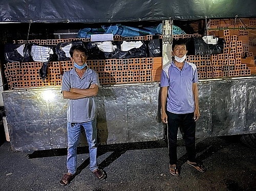 Thu giữ gần 1.500 bao thuốc lá nhập lậu trong xe tải chở gạch ở Sóc Trăng
