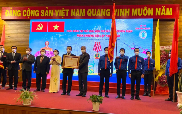 Bệnh viện Chợ Rẫy đón nhận Huân chương Độc lập hạng Nhất