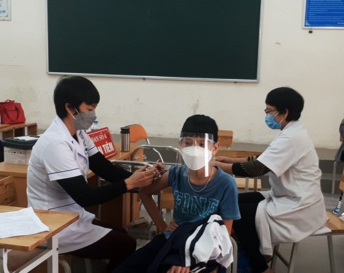 Tiêm vắc xin phòng Covid-19 cho trẻ từ 12-14 tuổi tại thị trấn Chúc Sơn