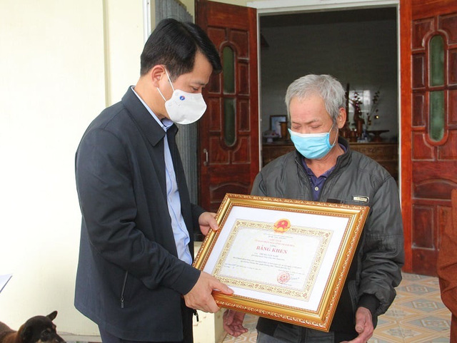 Để ghi nhận hành động cao đẹp này, Chủ tịch UBND tỉnh Thanh Hóa đã quyết định trao Bằng khen cho anh Trung Văn Nam.