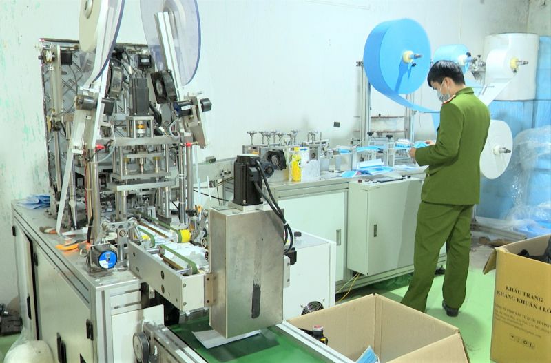 Hệ thống máy móc dùng để sản xuất khẩu trang tại cơ sở không phép (Nguồn ảnh Thanh Niên)