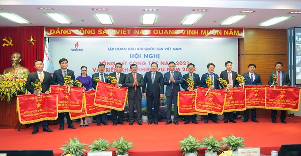 Vinh danh, tặng thưởng Cờ thi đua năm 2021 của Tập đoàn cho 10 tập thể tiêu biểu, xuất sắc trong hoạt động sản xuất kinh doanh năm 2021