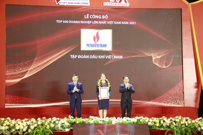 Bà Vũ Thị Thu Hương - Phó trưởng ban Truyền thông và Văn hóa doanh nghiệp Petrovietnam đại diện Tập đoàn nhận vinh danh VNR500