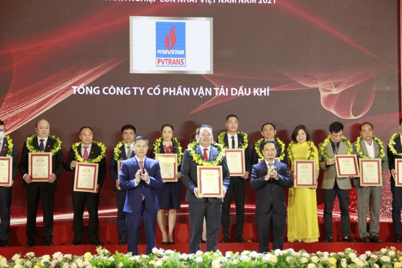 Ông Nguyễn Quốc Thịnh - Phó Tổng giám đốc PVTrans nhận vinh danh Top 500 doanh nghiệp lớn nhất Việt Nam 2021.