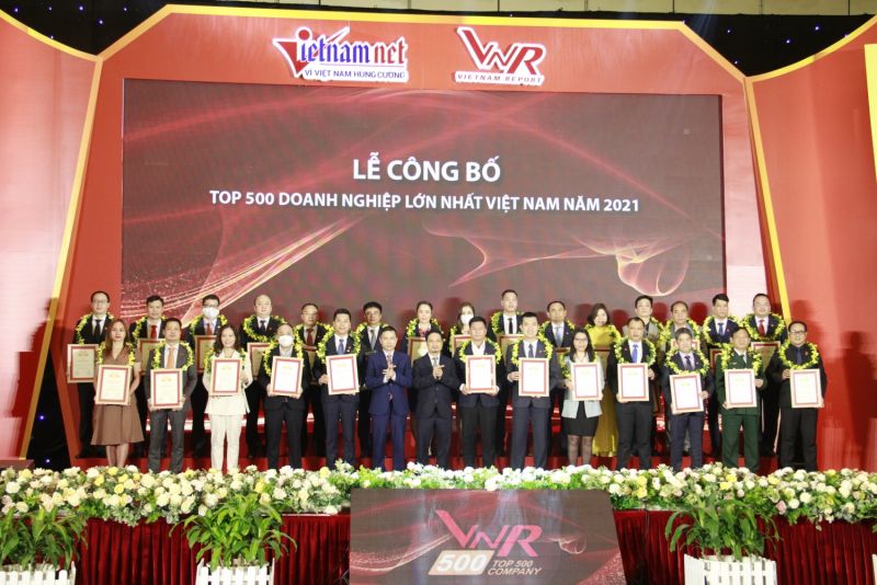 Các doanh nghiệp VNR500 năm 2021 trong buổi lễ vinh danh.