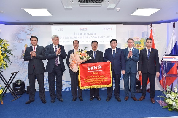 BIDV tặng cờ thi đua sau 15 năm phát triển của Ngân hàng Liên doanh Việt - Nga