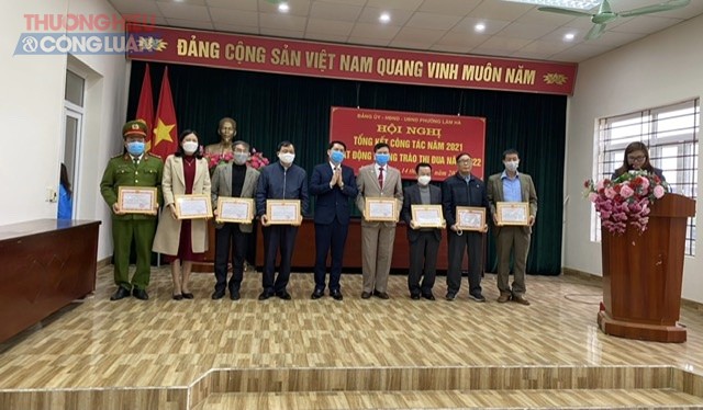 Đồng chí Lê Khánh Toàn, phó bí thư thường trực quận ủy Kiến An trao quà cho các cá nhân tập thể có thành tích xuất sắc năm 2021
