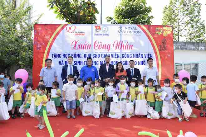 Royal London Việt Nam trao tặng công trình sân chơi và quà Tết cho học sinh trường mầm non Ngôi Sao Nhỏ tại Bình Dương