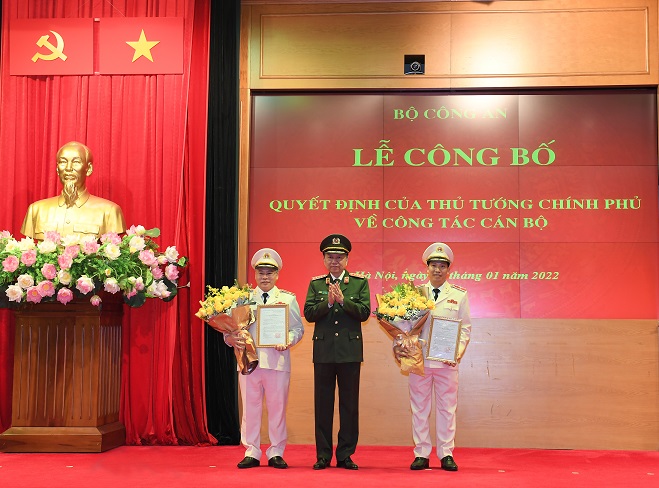 Thừa ủy quyền, Đại tướng Tô Lâm, Bộ trưởng Bộ Công an trao Quyết định bổ nhiệm chức vụ Thứ trưởng Bộ Công an cho Thiếu tướng Lê Văn Tuyến và Thiếu tướng Nguyễn Văn Long.