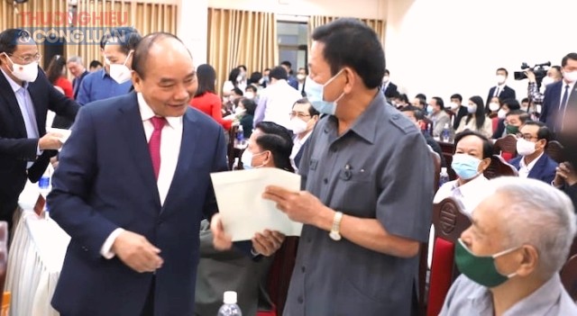 Chủ tịch nước Nguyễn Xuân Phúc (bên trái) tặng quà cán bộ cấp cao nghỉ hưu khu vực miền Trung