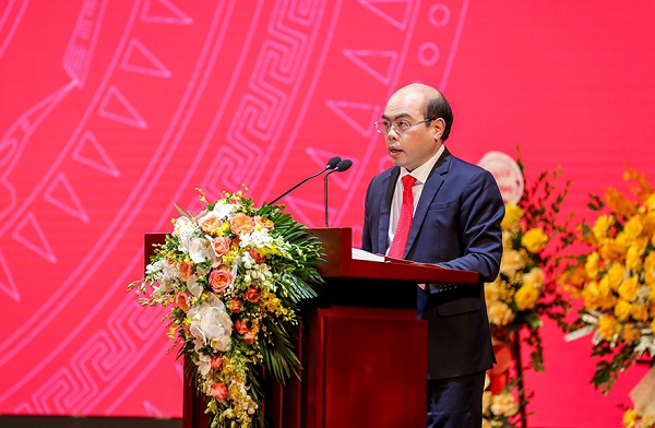 Ông Trần Văn Thịnh - Phó Bí thư thường trực Đảng uỷ Agribank báo cáo tổng kết công tác năm 2021, nhiệm vụ, giải pháp trọng tâm năm 2022 của Đảng bộ Agribank