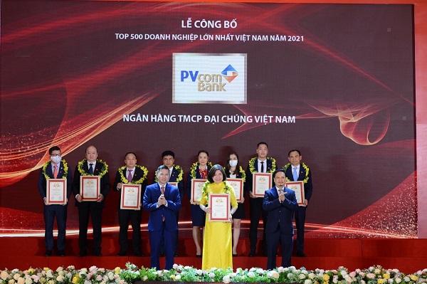 Bà Nguyễn Thị Nga - Đại diện Ban Điều hành PVcomBank nhận giải thưởng từ Ban Tổ chức