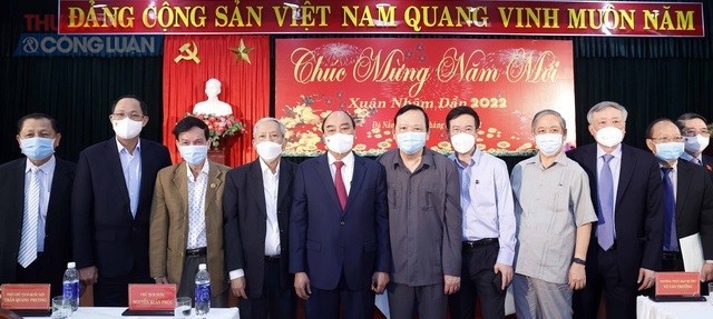 Chủ tịch nước Nguyễn Xuân Phúc chụp ảnh cùng các đại biểu dự cuộc gặp mặt.