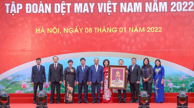 Ông Nguyễn Văn Phong, TGĐ Hugatex (thứ 2 bên trái) một trong 10 đơn vị xuất sắc của ngành Dệt may được Chủ tịch nước gặp mặt đầu năm 2022