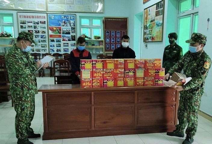 Biên phòng Lạng Sơn bắt hai đối tượng vận chuyển trái phép 73 kg pháo