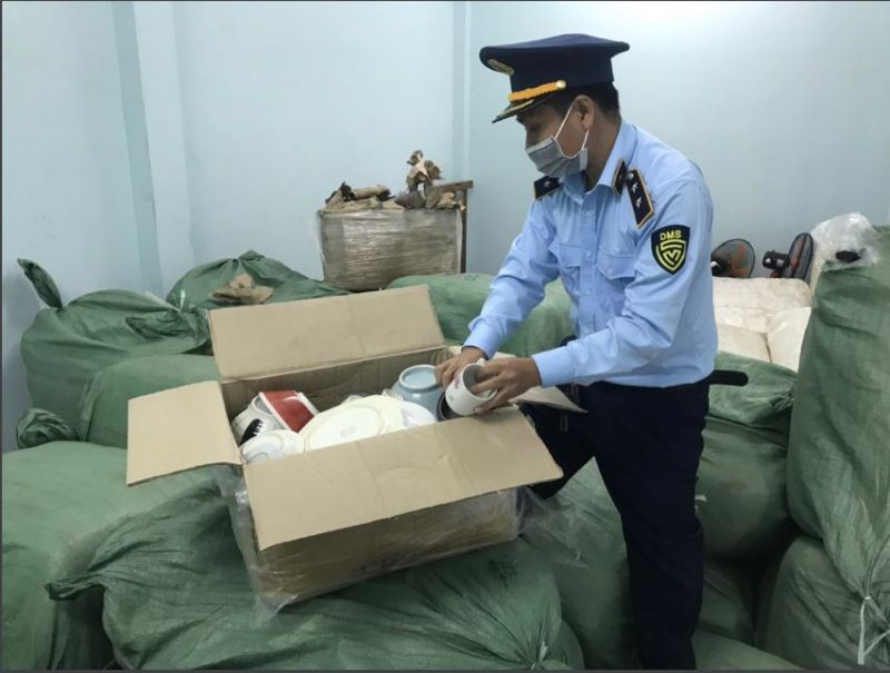 Long An tạm giữ trên 4 tấn quần áo đã qua sử dụng nghi nhập lậu