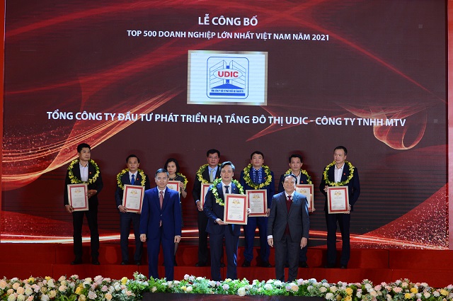 Đồng chí Nguyễn Văn Luyến- Thành viên HĐTV- Tổng Giám đốc thay mặt cho Lãnh đạo UDIC tham gia nhận giải thưởng cao quý này