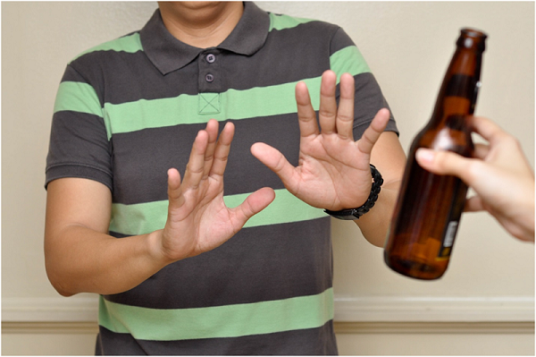 Người bị viêm khớp dạng thấp nên hạn chế uống rượu