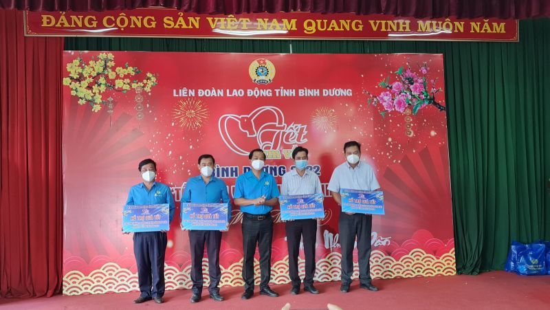Liên đoàn Lao động tỉnh Bình Dương trao tặng 6.500 phần quà tết cho người lao động