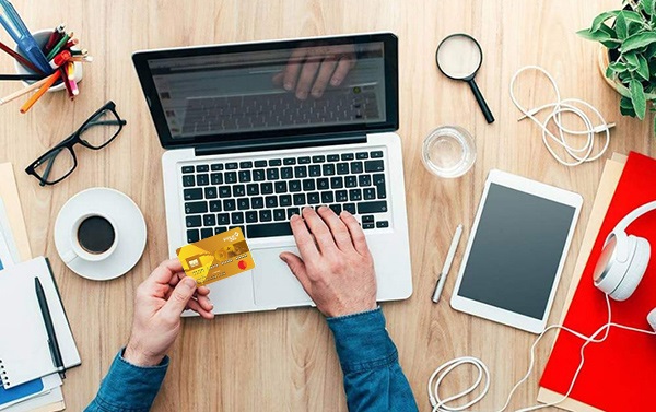 Dù mua hàng trực tiếp hay trên nền tảng trực tuyến, thẻ tín dụng cũng là phương thức thanh toán đáng để lựa chọn. Đặc biệt, vào dịp cận Tết, khi nhu cầu mua sắm tăng cao, thẻ tín dụng với tính năng “tiêu trước, trả sau” được xem là “cứu cánh” cho người tiêu dùng.