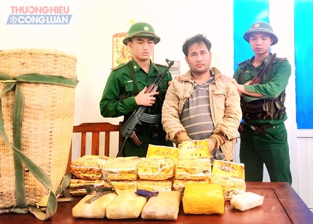 Đồn Biên phòng cửa khẩu Quảng Trị Lao Bảo bắt đối tượng vận chuyển 10 kg ma tuý đá và 20 ngàn viên ma tuý tổng hợp