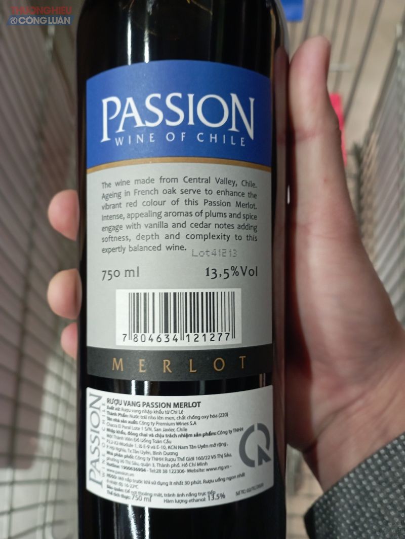 Chai rượu Passion có nhãn phụ ghi xuất xứ Chi Lê dung tích 375ml 13,5%.