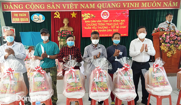 Trưởng ban Dân vận Tỉnh ủy Đào Văn Phước tặng quà cho người dân ở huyện Định Quán