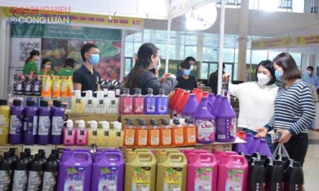 Nhiều sản phẩm hàng Việt Nam chất lượng cao được bày bán tại hội chợ Xuân