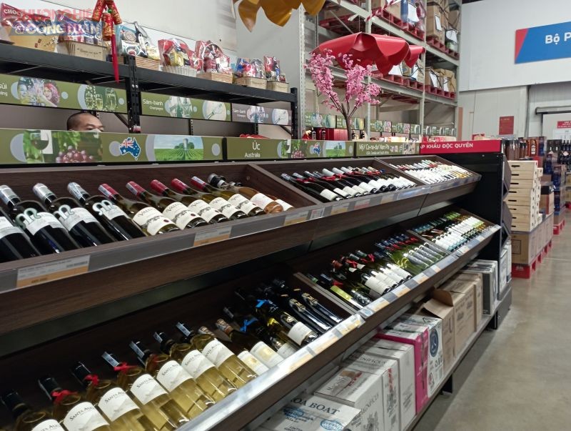 Khu vực bày bán rượu nhập khẩu tại siêu thị MM Mega Market Thăng Long.