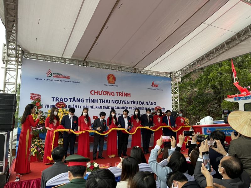 Lễ trao tặng của Cty CP Tập đoàn Petro Thái Nguyên và Tập đoàn đóng tàu James bàn giao tàu đa năng cho tỉnh Thái Nguyên.